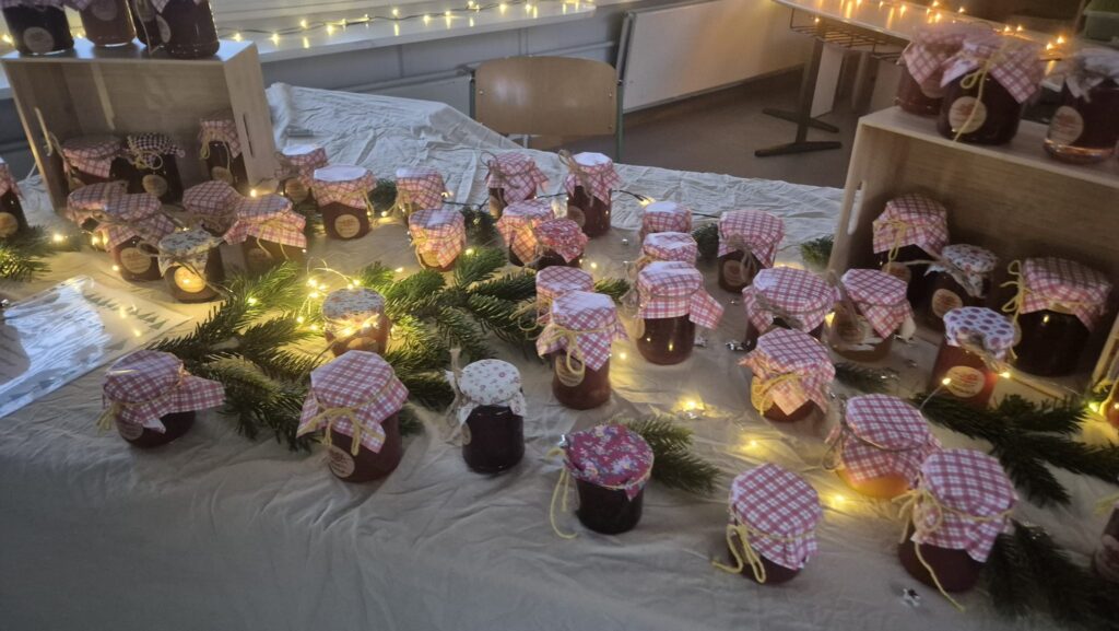 Gläser mit Marmelade und karierten Deckeln auf einem Verkaufstisch