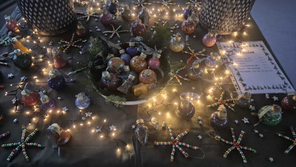Selbstgebastelter Weihnachtsschmuck zwischen Lichterketten