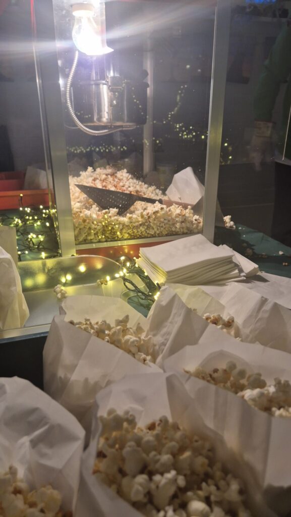 Popcorn in Tüten und eine Popcornmaschine