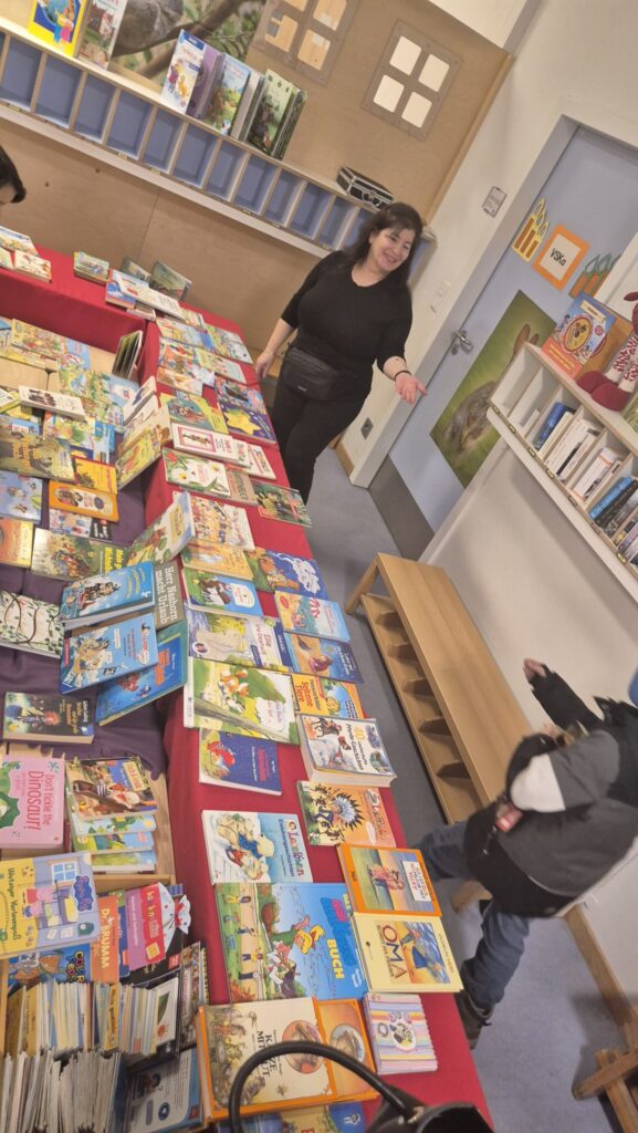 Bücherverkauf auf langen Tischen im Flur