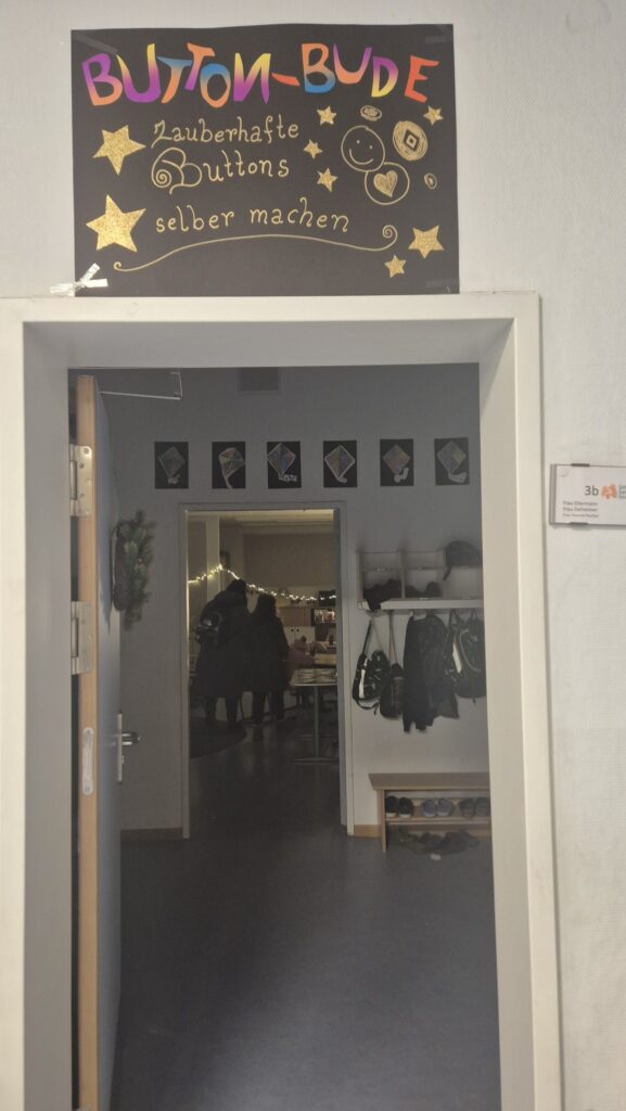 Tür zu einer Bastelbude mit Schild über dem Eingang