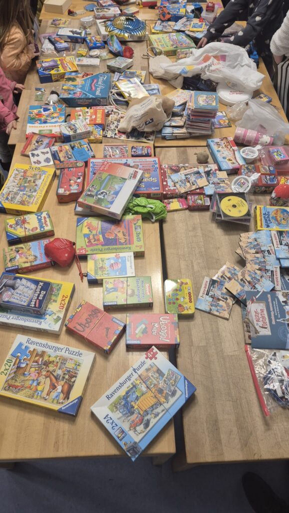 Spiele und Puzzles zum Verkauf auf einem Tisch