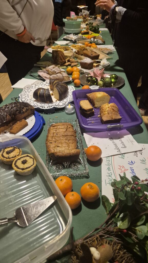 Kuchenbuffet mit Kuchen, Muffins und Mandarinen