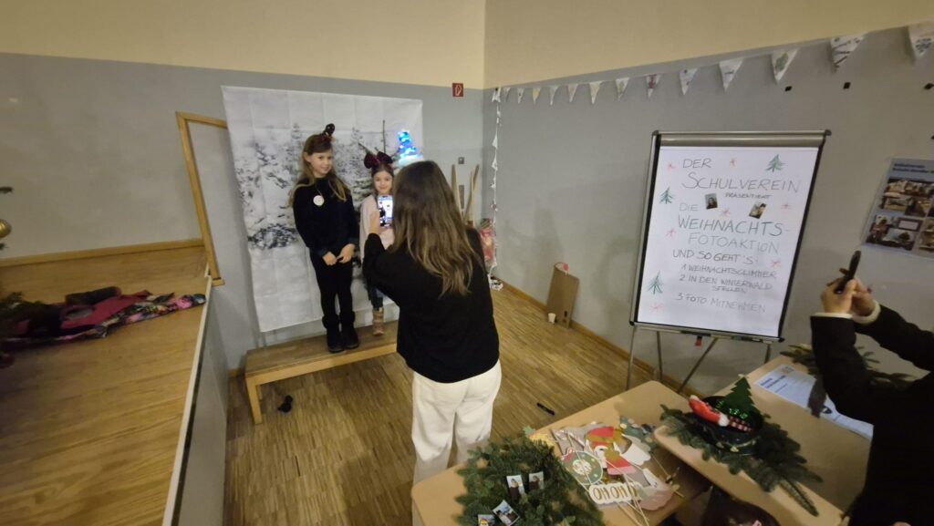 Kinder lassen sich vor einer Fotowand fotografieren