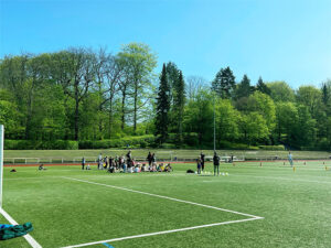 Kinder auf dem Sportplatz bei den Bundesjugendspielen
