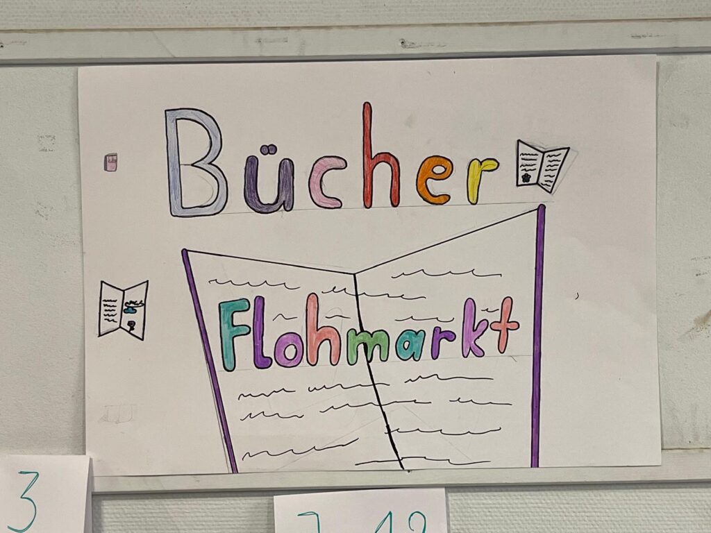 Selbstgemaltes Plakat mit der Aufschrift „Bücherflohmarkt“