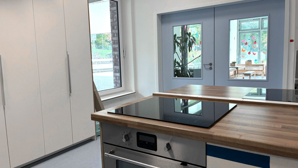 Schulküche mit Kochfeld und Backofen