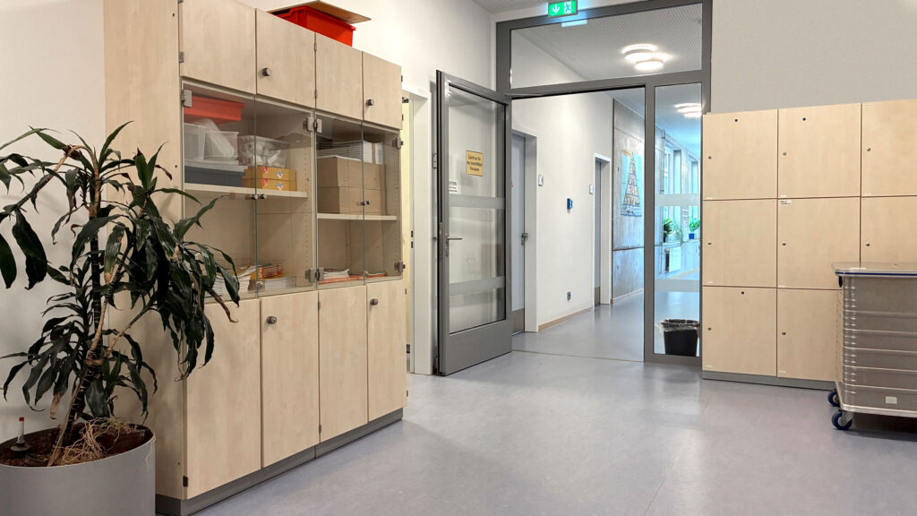 Heller Flur mit Holzschränken und Garderobenfächern